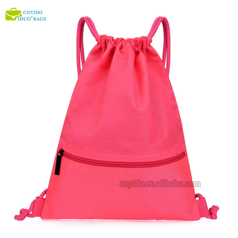 Cad é an difríocht idir mála tirim agus backpack uiscedhíonach?